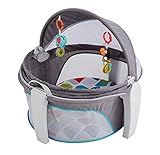 Fisher-Price FWX16 Baby Reisekorb für Unterwegs, faltbarer Korb mit Sonnen- und Insektenschutz inkl. 2 Spielzeugen Babyerstausstattung, ab 0 Monaten