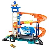 Hot Wheels Hai-Angriff Autorennbahn für Überraschungseffekte, inkl. 1 Spielzeugauto, Auto Spielzeug Aufzug, Spielzeug ab 4 Jahre, HDP06
